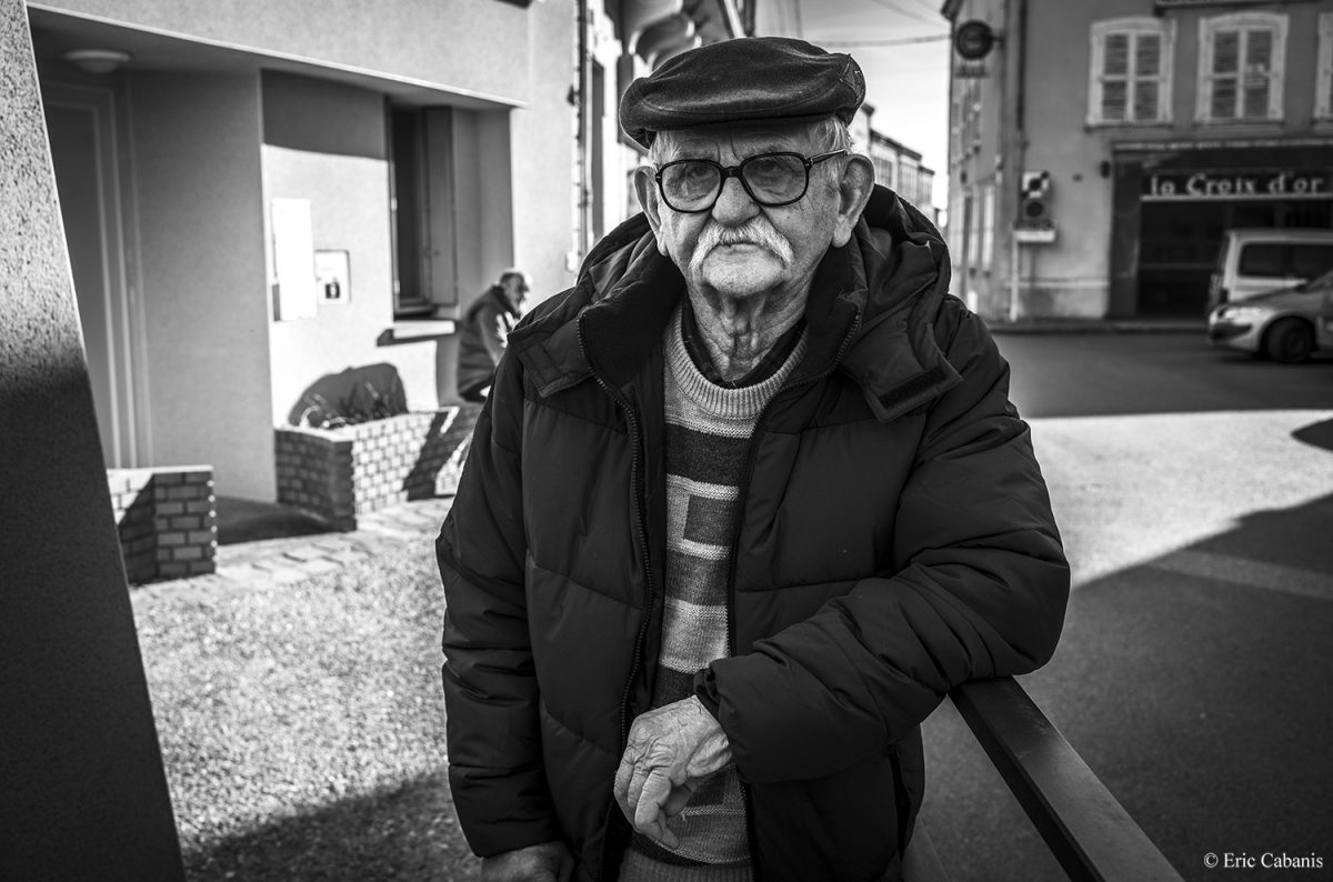 Henri devant sa maison à Lezoux, le 17 février 2021 Eric Cabanis Photographer