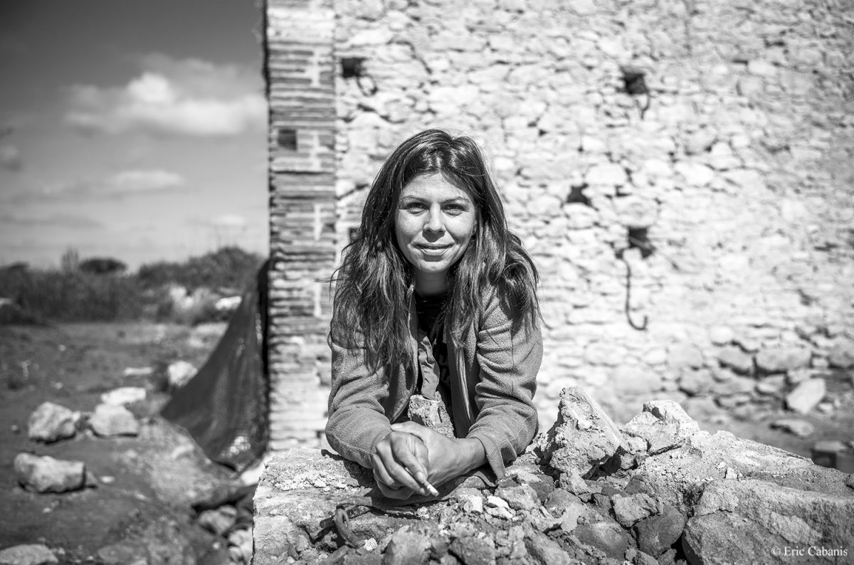 Magalie pose sur le lieu où s'élèvera sa future maison qu'elle construit elle-même seule à Toutens, 12 mai 2021 Eric CABANIS Photographer
