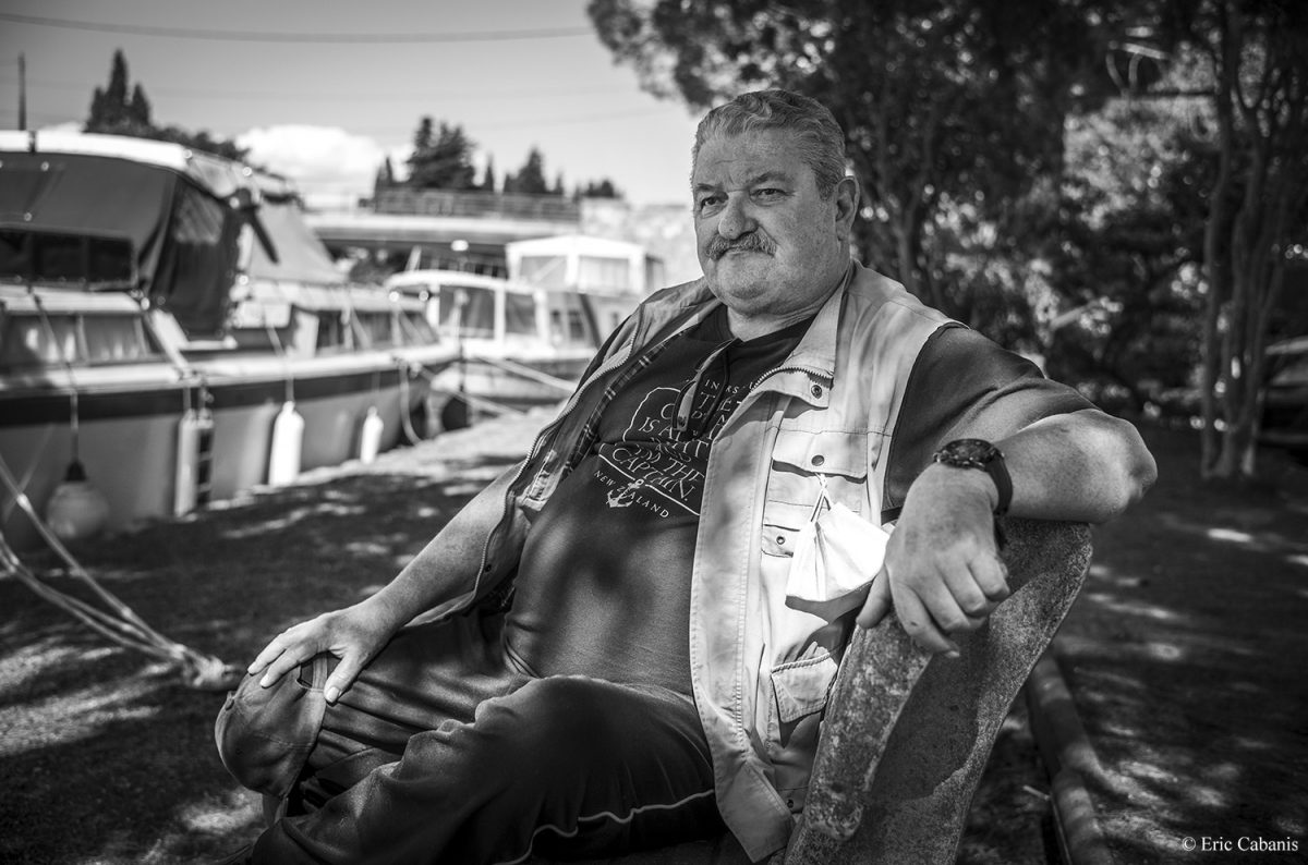 Jacky Heim pose sur un banc devant le canal du Midi à Homps le 27 mai 2021 Eric CABANIS Photographer