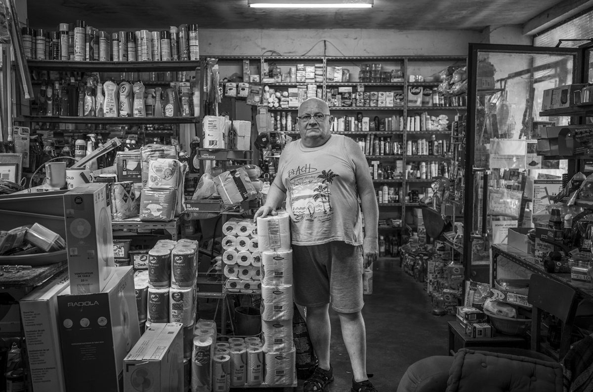 André dans sa boutique mi-droguerie, mi-bazar à Aniane le 18 juin 2021 Eric Cabanis Photographer