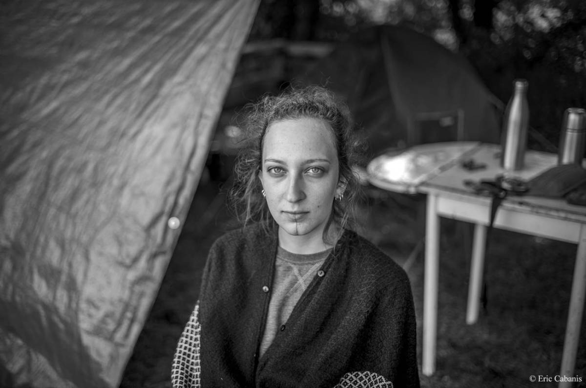 Yasmine devant sa tente au camping de La Vacquerie, 8 septembre 2022