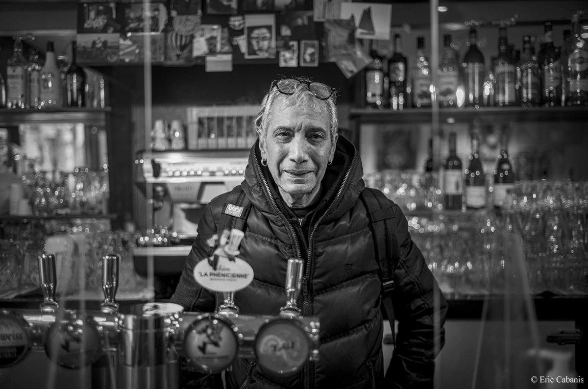 Abdelhafid derrière le comptoir de son bar "Les Régates" à Clermont-Ferrand, 3 janvier 2022 Eric Cabanis photographe