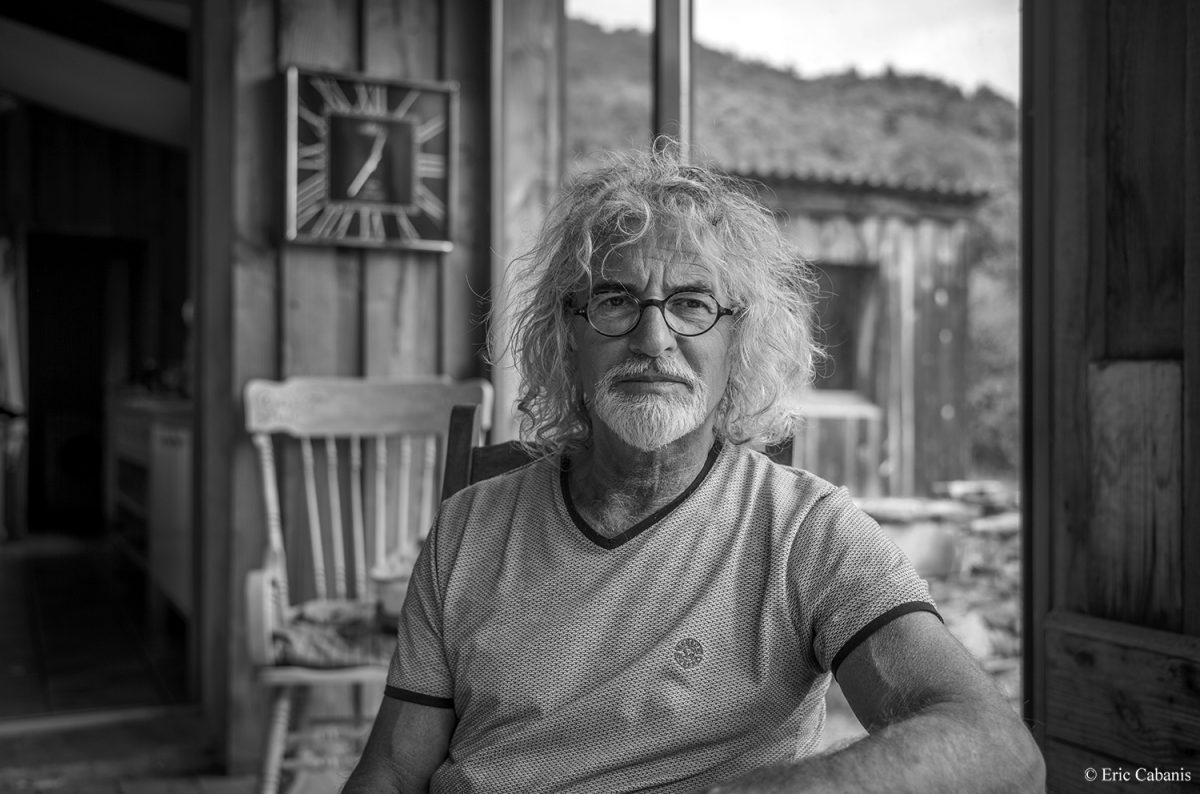 L'ami Jean-Louis, photographe, motard, cavalier du sel, le 19 mai 2022, chez lui à Sougraigne dans la maison qu'il a construit